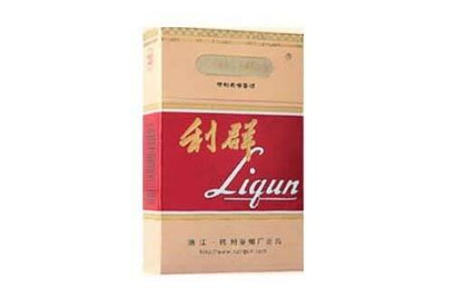 女生香烟爆珠万宝路抽